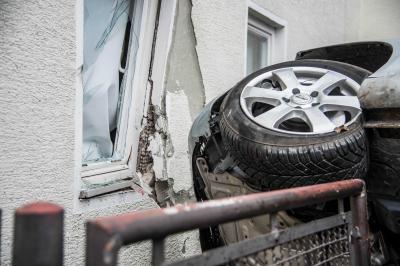 Fellbach: Auto kommt von der Strasse ab und schanzt in Hauswand - Anwohner hatte Glueck